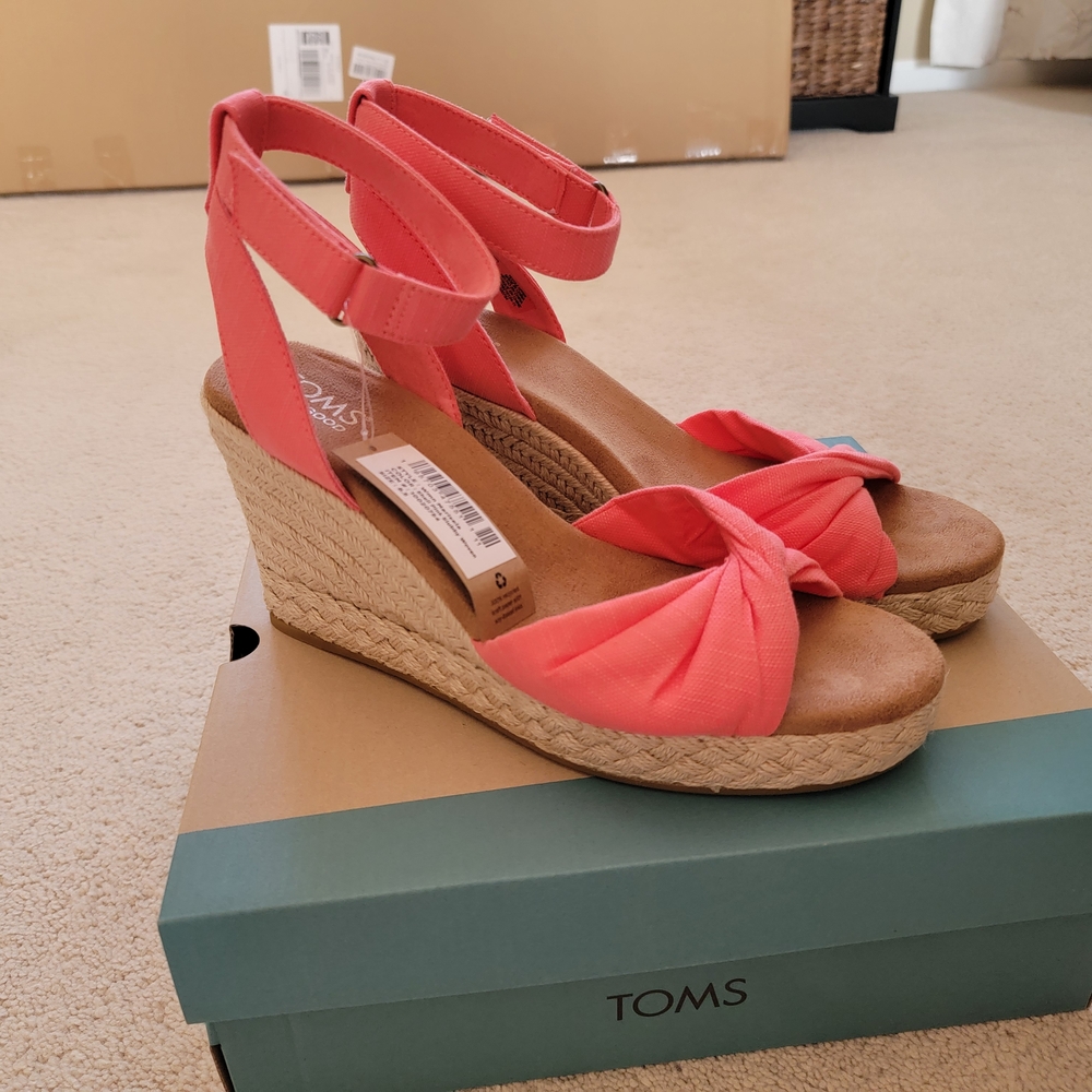 NWT Toms Pink Wedge Sandals with Twisted Fabric Design